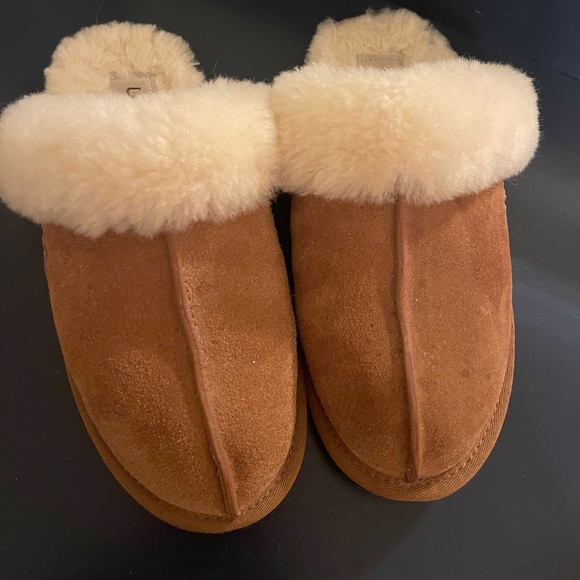 Ugg Slippers in Chesnut 🤎 - Picture 3 of 4